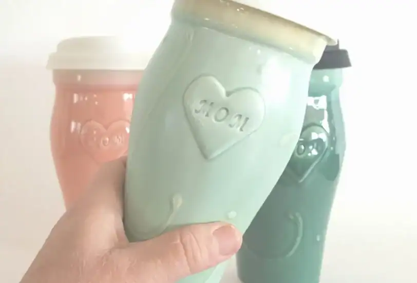 "Mom" Ceramic Large Travel Mug - Image 3