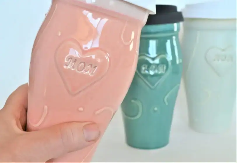 "Mom" Ceramic Large Travel Mug - Image 2